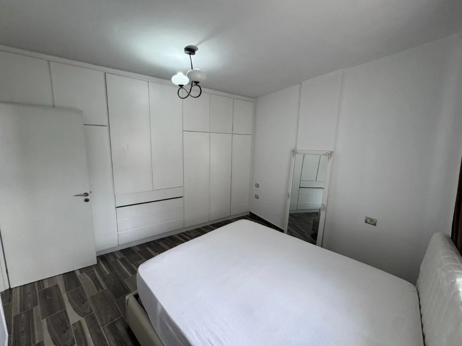 Shqiperi, jepet me qera apartament 1+1 Kati 3, 65 m² 550 € (Kompleksi Ferrari, Rruga Peti)
