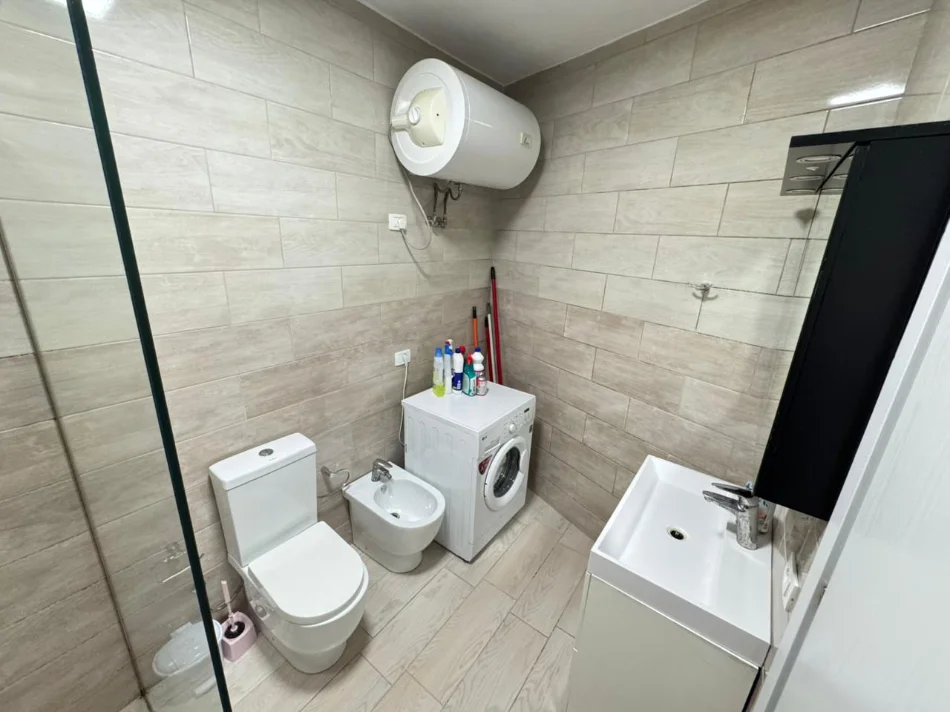Shqiperi, jepet me qera apartament 1+1 Kati 3, 65 m² 550 € (Kompleksi Ferrari, Rruga Peti)