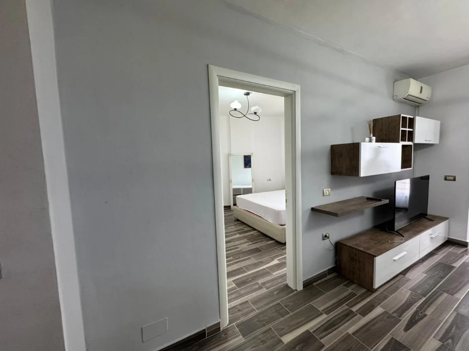 Shqiperi, jepet me qera apartament 1+1 Kati 3, 65 m² 550 € (Kompleksi Ferrari, Rruga Peti)