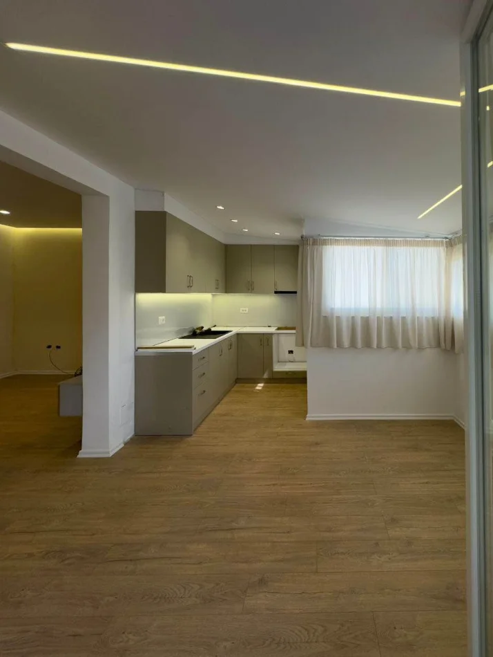 Tirane, shitet apartament 1+1+Ballkon Kati 5, 73 m² 112.500 € (Fresku)