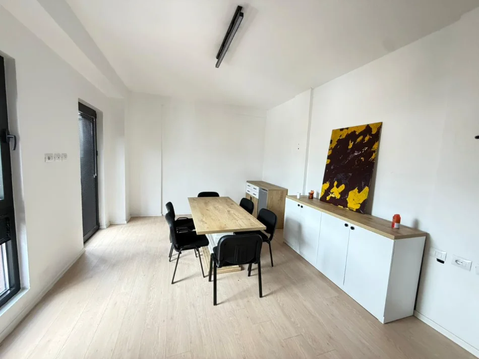 Tirane, jepet me qera zyre Kati 7, 124 m² 1.000 € (garden bilding residenc)