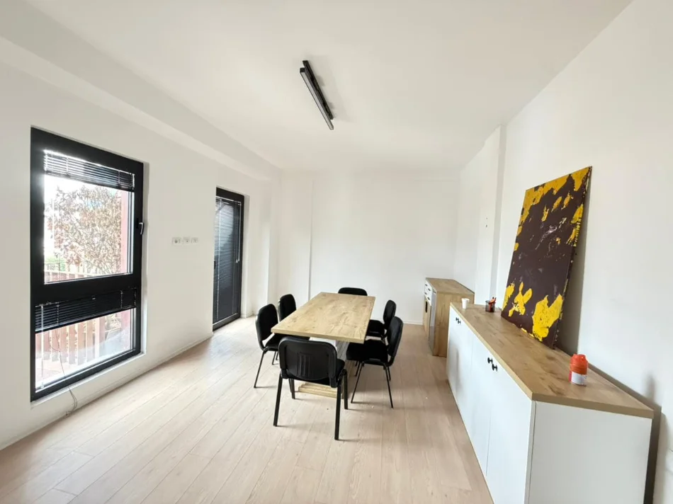 Tirane, jepet me qera zyre Kati 7, 124 m² 1.000 € (garden bilding residenc)