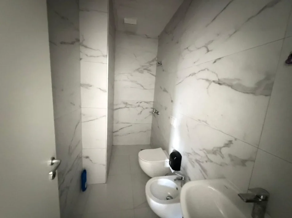 Tirane, jepet me qera zyre Kati 7, 124 m² 1.000 € (garden bilding residenc)
