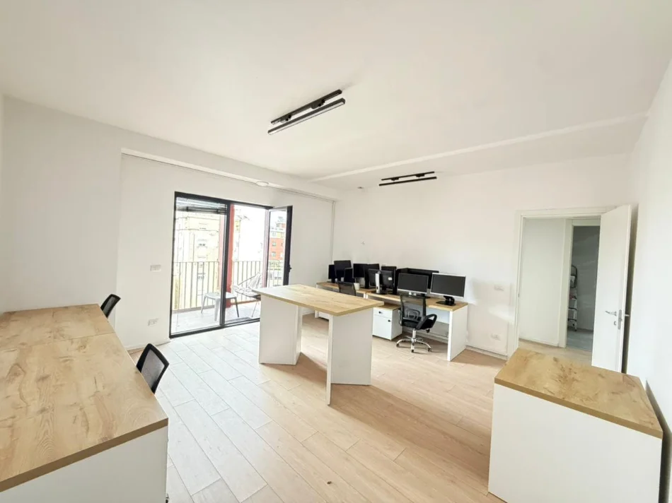 Tirane, jepet me qera zyre Kati 7, 124 m² 1.000 € (garden bilding residenc)