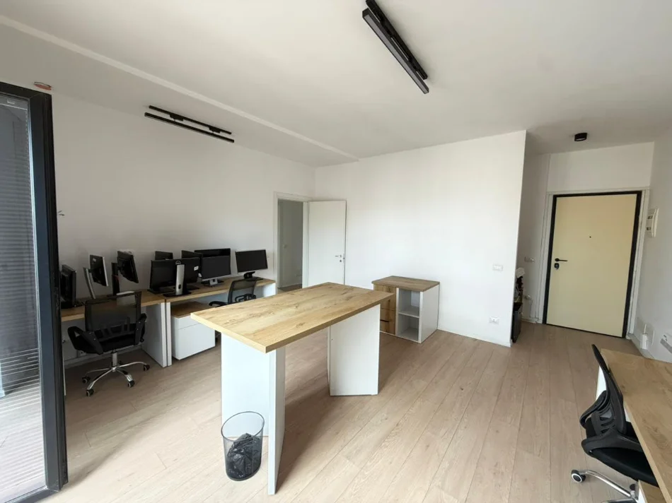 Tirane, jepet me qera zyre Kati 7, 124 m² 1.000 € (garden bilding residenc)