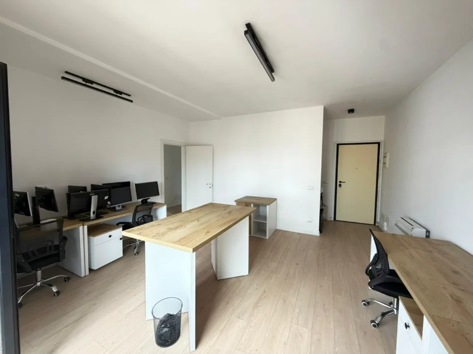 Tirane, jepet me qera zyre Kati 7, 124 m² 1.000 € (garden bilding residenc)