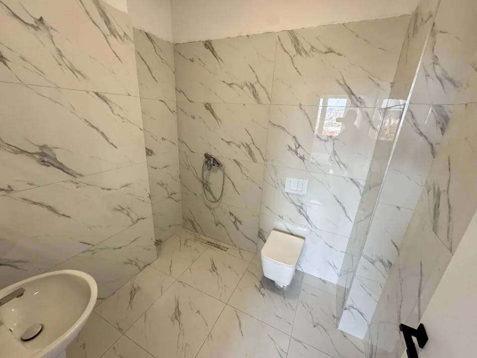 Tirane, jepet me qera apartament 2+1 Kati 6, 500 € (PASKUQAN)