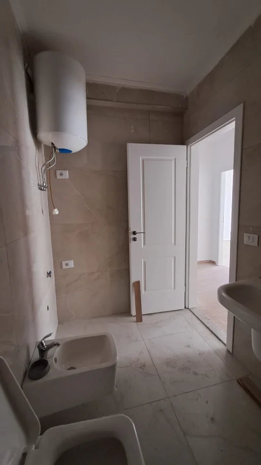 Tirane, jepet me qera apartament 2+1+Ballkon Kati 4, 100 m² 400 € (Kompleksi “Vila L”, Astir)