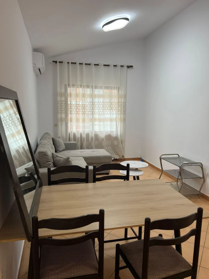 Tirane, jepet me qera apartament 3+1 Kati 4, 99 m² (selite)