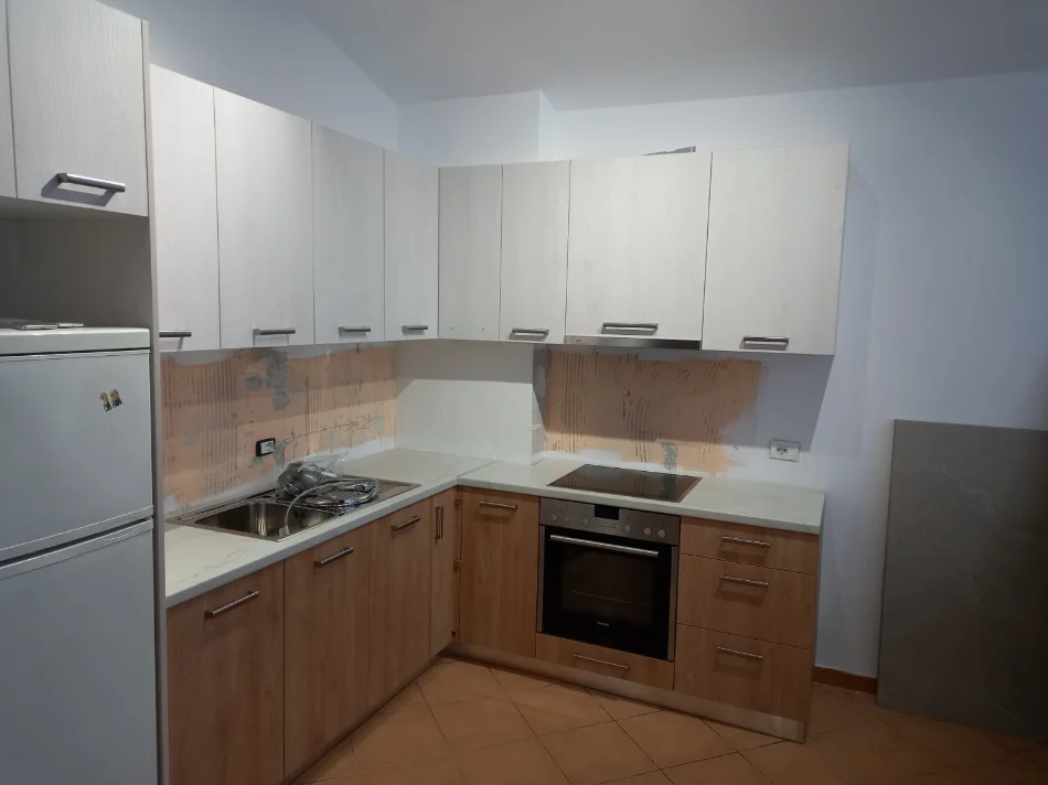Tirane, jepet me qera apartament 3+1 Kati 4, 99 m² (selite)