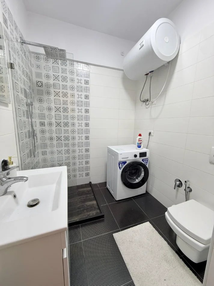 Tirane, jepet me qera apartament 2+1+Ballkon Kati 3, 90 m² 1.000 € (Kompleksi Delijorgji)