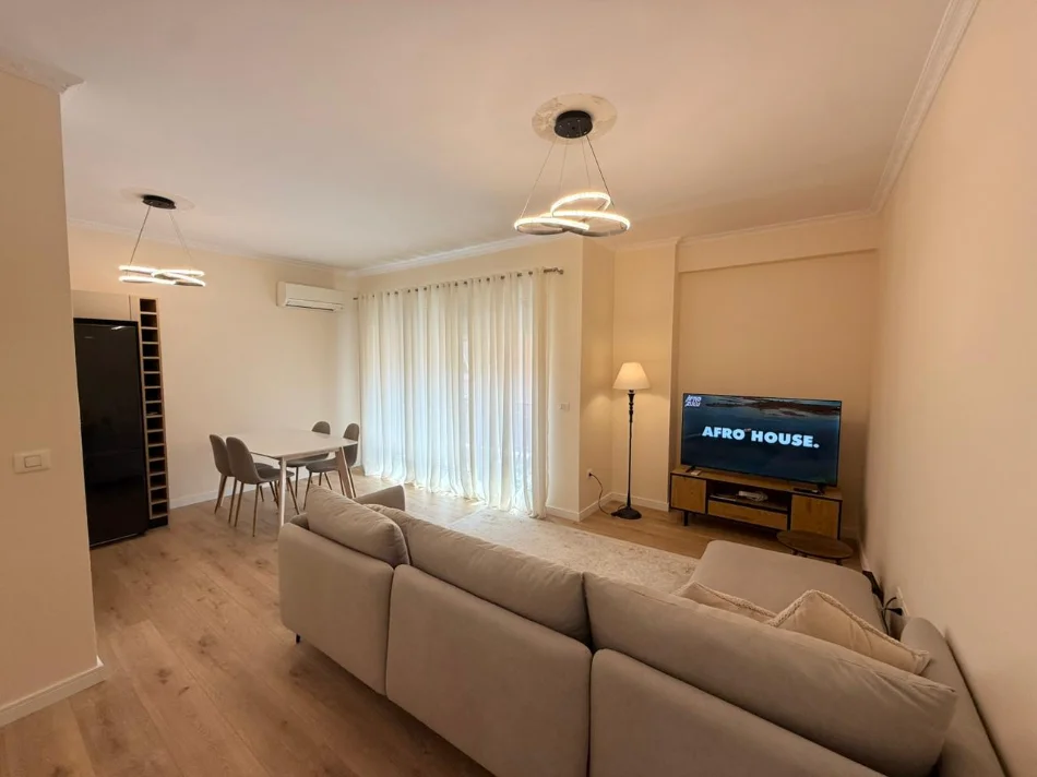 Tirane, jepet me qera apartament 2+1+Ballkon Kati 3, 90 m² 1.000 € (Kompleksi Delijorgji)