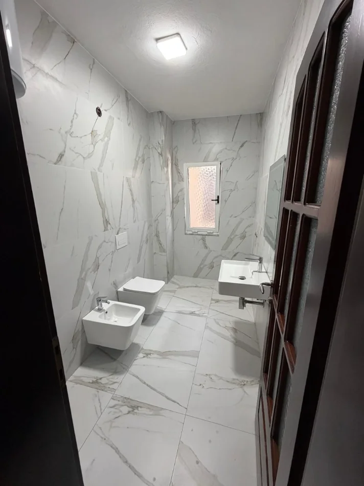 Jepet me qera strukture biznesi me 5 ambjente pune ,178 m² ,1.800 € ne super lokacion, Sheshi Willson