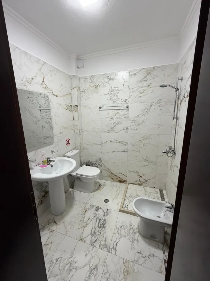 Jepet me qera strukture biznesi me 5 ambjente pune ,178 m² ,1.800 € ne super lokacion, Sheshi Willson