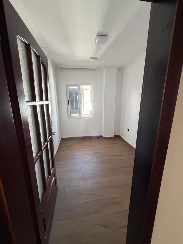 Jepet me qera strukture biznesi me 5 ambjente pune ,178 m² ,1.800 € ne super lokacion, Sheshi Willson