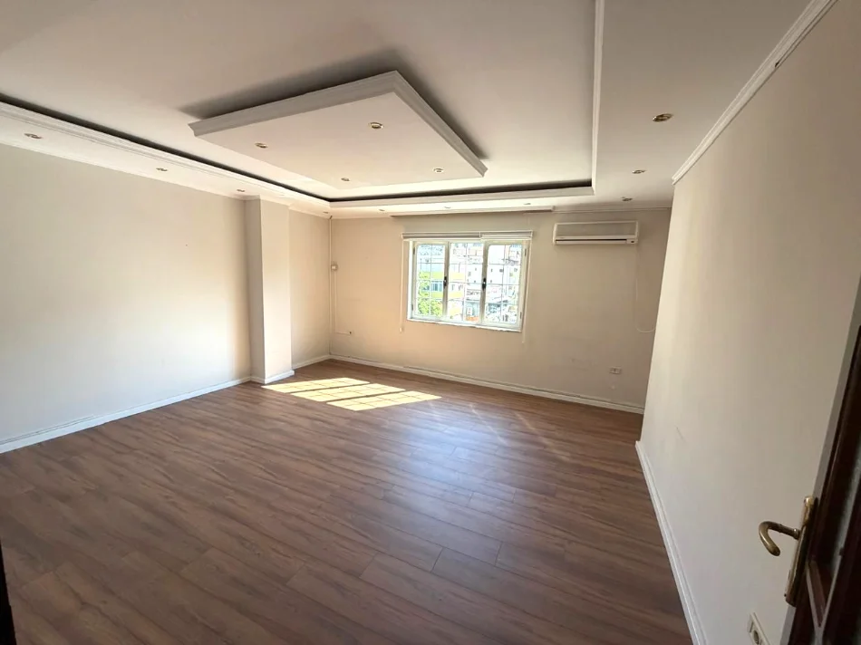Jepet me qera strukture biznesi me 5 ambjente pune ,178 m² ,1.800 € ne super lokacion, Sheshi Willson