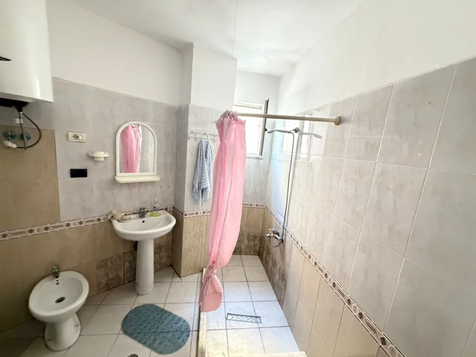 Tirane, jepet me qera apartament 1+1 Kati 1, 65 m² 450 € (Rruga e Elbasanit)