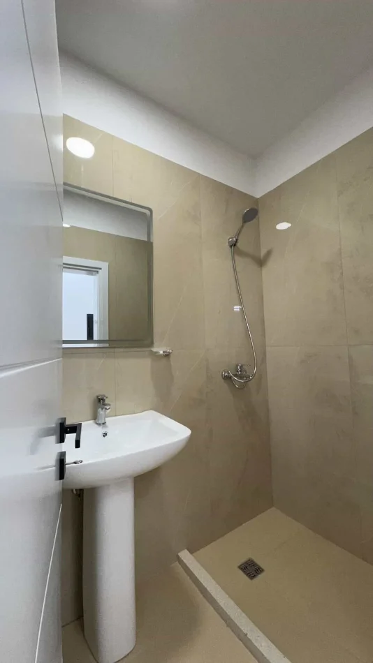 Tirane, jepet me qera apartament 2+1+Aneks+Ballkon , 