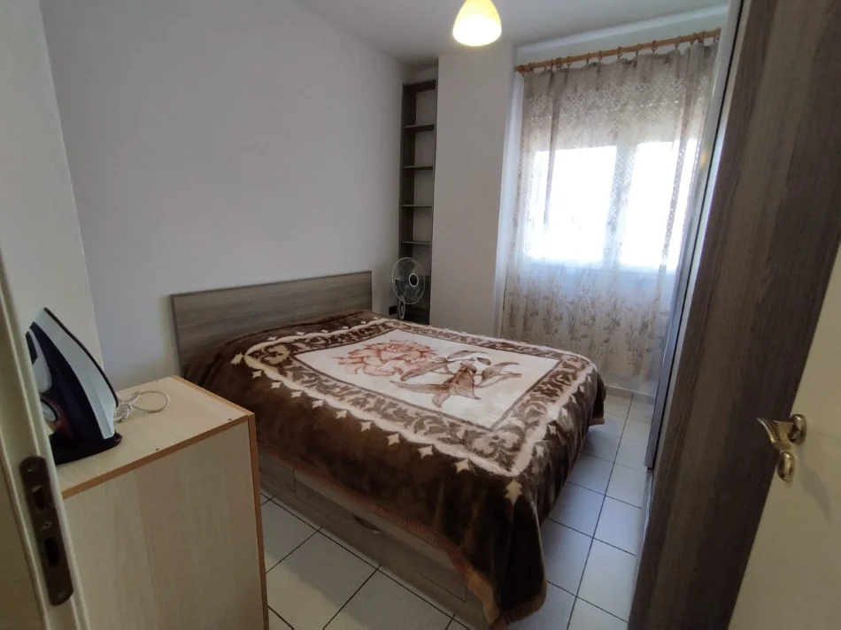 Tirane, jepet me qera apartament 1+1 Kati 3, 55 m² 400 € (xhamllik)
