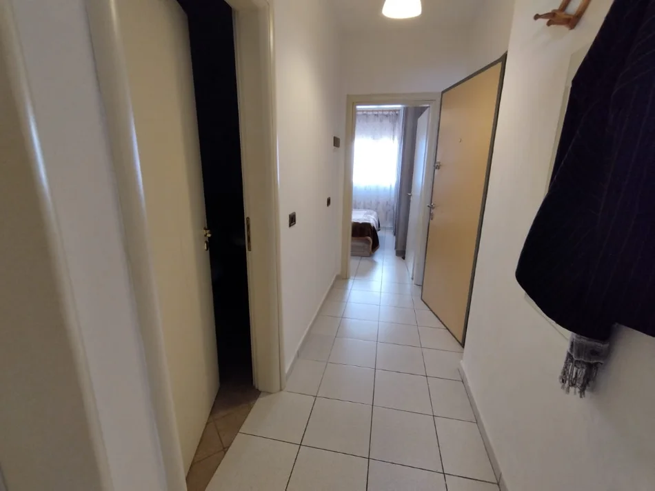 Tirane, jepet me qera apartament 1+1 Kati 3, 55 m² 400 € (xhamllik)