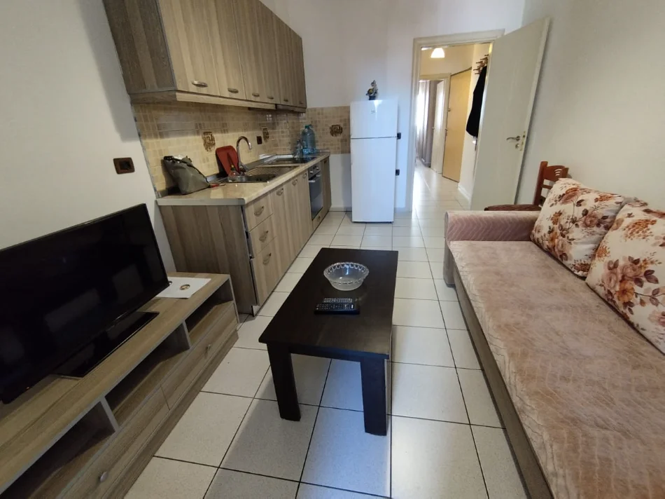 Tirane, jepet me qera apartament 1+1 Kati 3, 55 m² 400 € (xhamllik)