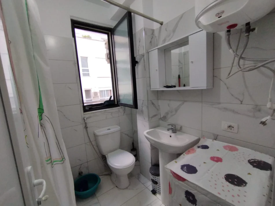 Tirane, jepet me qera apartament 1+1 Kati 3, 60 m² 450 € (rruga 5 maji)