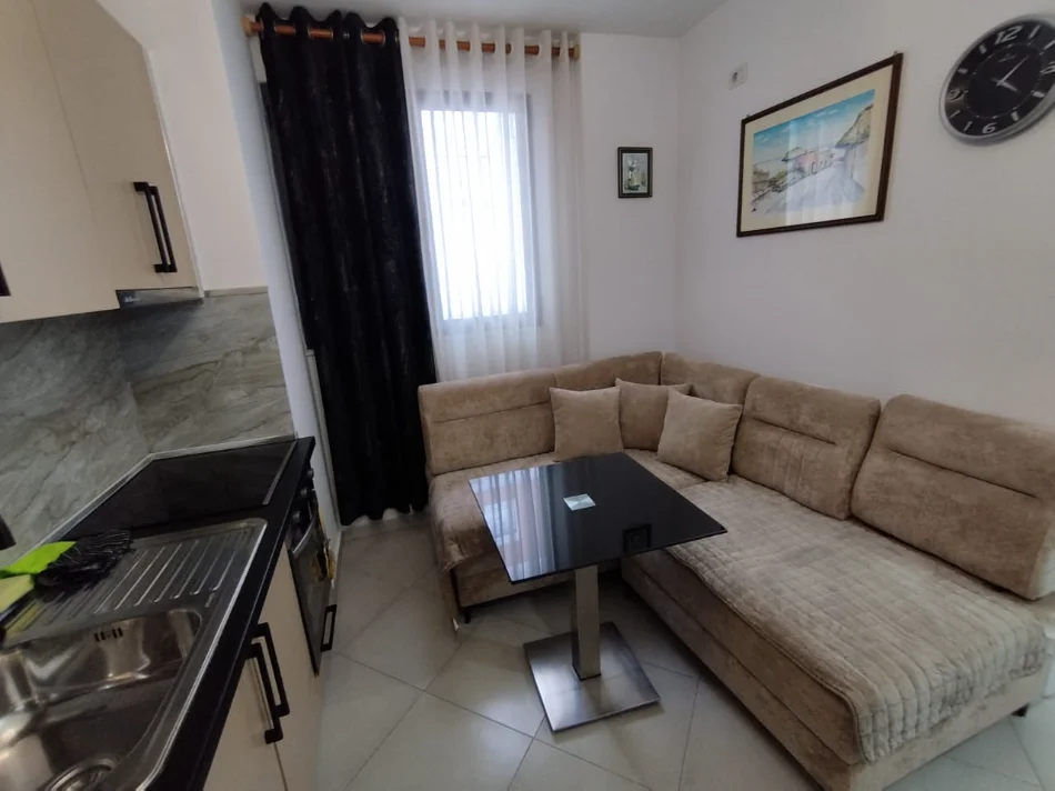 Tirane, jepet me qera apartament 1+1 Kati 3, 60 m² 450 € (rruga 5 maji)