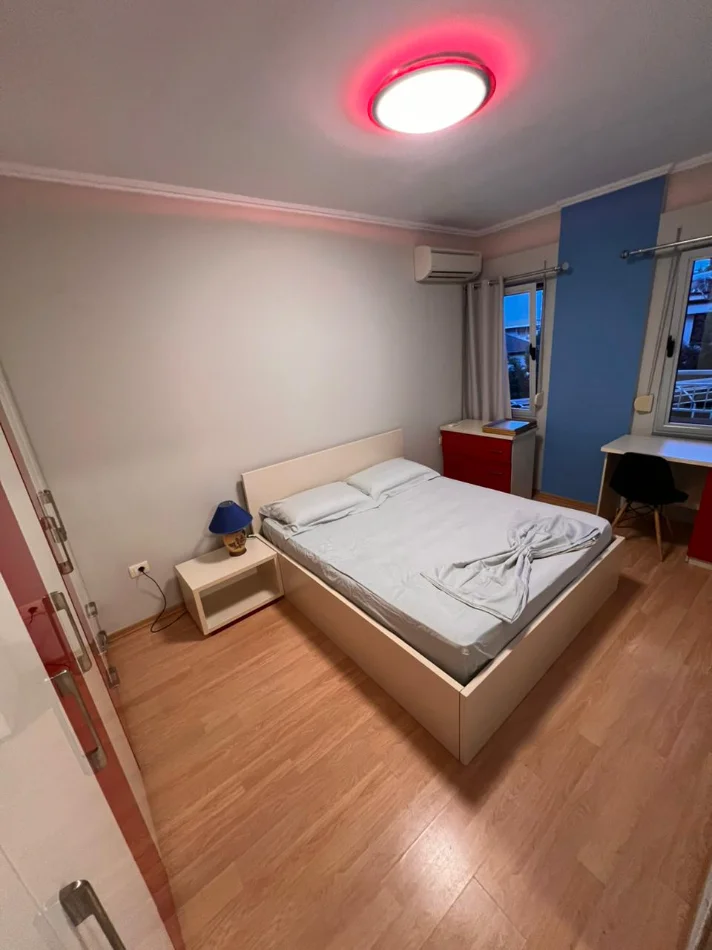 Tirane, jepet me qera apartament 1+1+Post Parkimi, Kati 1, 67 m² 800 € (Liqeni i Thate)