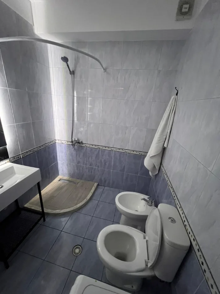 Tirane, jepet me qera apartament 1+1+Post Parkimi, Kati 1, 67 m² 800 € (Liqeni i Thate)