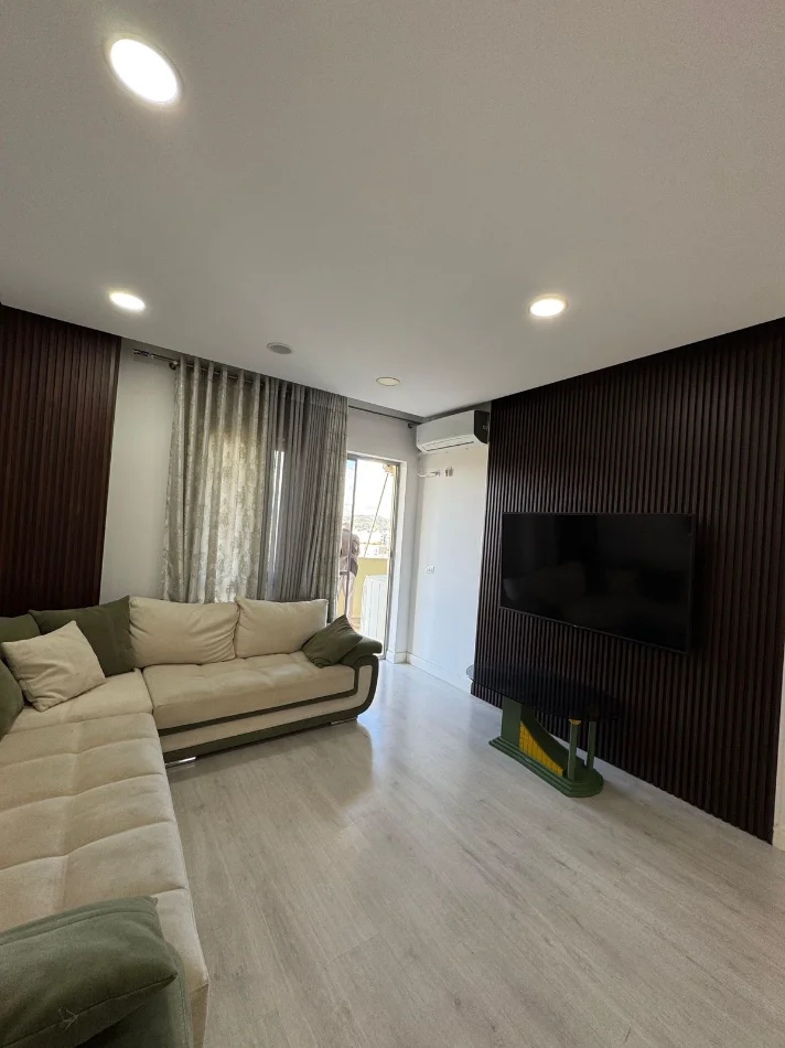 Tirane, jepet me qera apartament 1+1 , (pallatet e verdha)