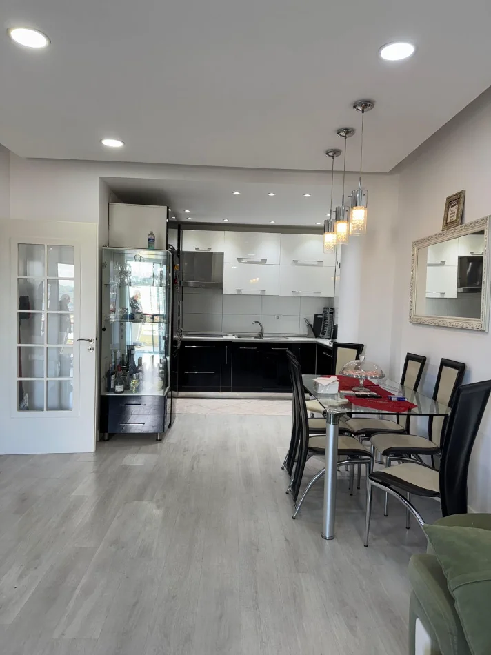 Tirane, jepet me qera apartament 1+1 , (pallatet e verdha)