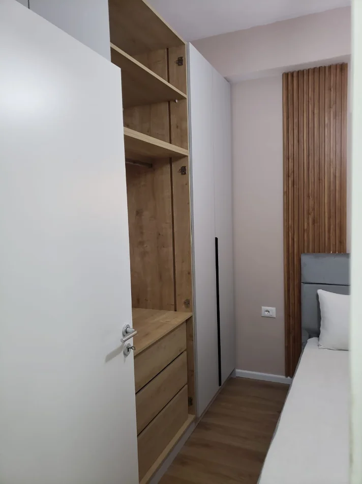Tirane, jepet me qera apartament 1+1 Kati 2, (Ali Demi)