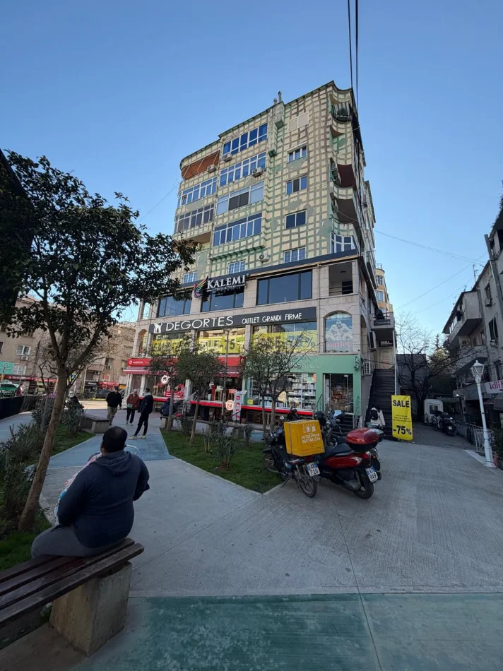 Tirane, jepet me qera ambjent biznesi Kati 4, 