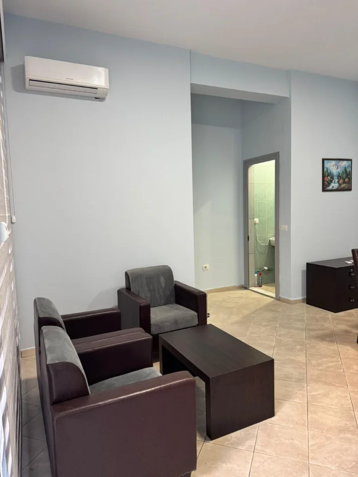 Tirane, jepet me qera ambjent biznesi Kati 0, 35 m² 400 € (Don Bosko)