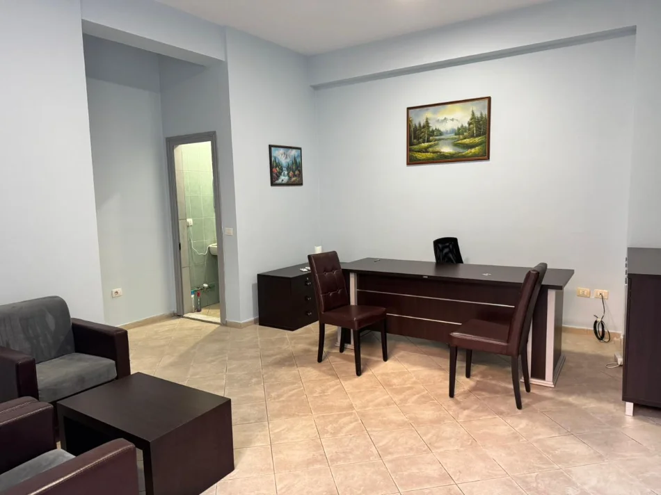 Tirane, jepet me qera ambjent biznesi Kati 0, 35 m² 400 € (Don Bosko)
