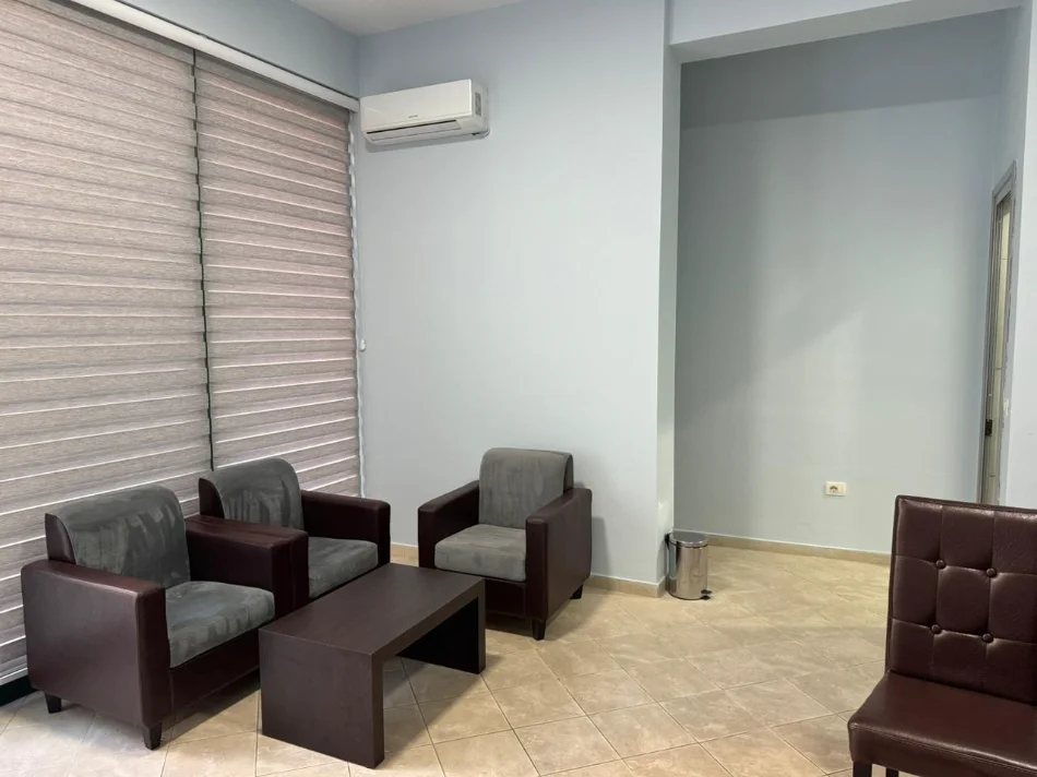 Tirane, jepet me qera ambjent biznesi Kati 0, 35 m² 400 € (Don Bosko)