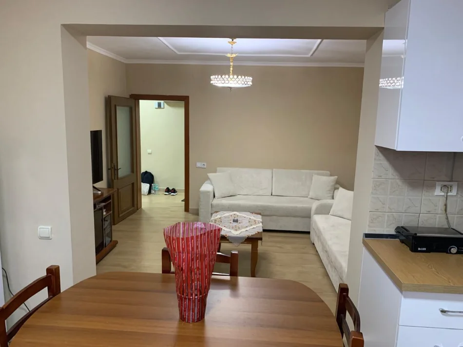 Tirane, jepet me qera apartament 1+1 , 50 € (Qsut)