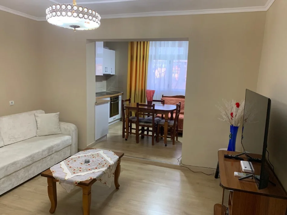 Tirane, jepet me qera apartament 1+1 , 50 € (Qsut)