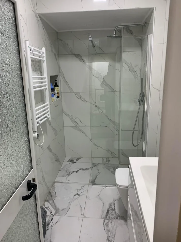 Tirane, jepet me qera apartament 1+1 , 50 € (Qsut)
