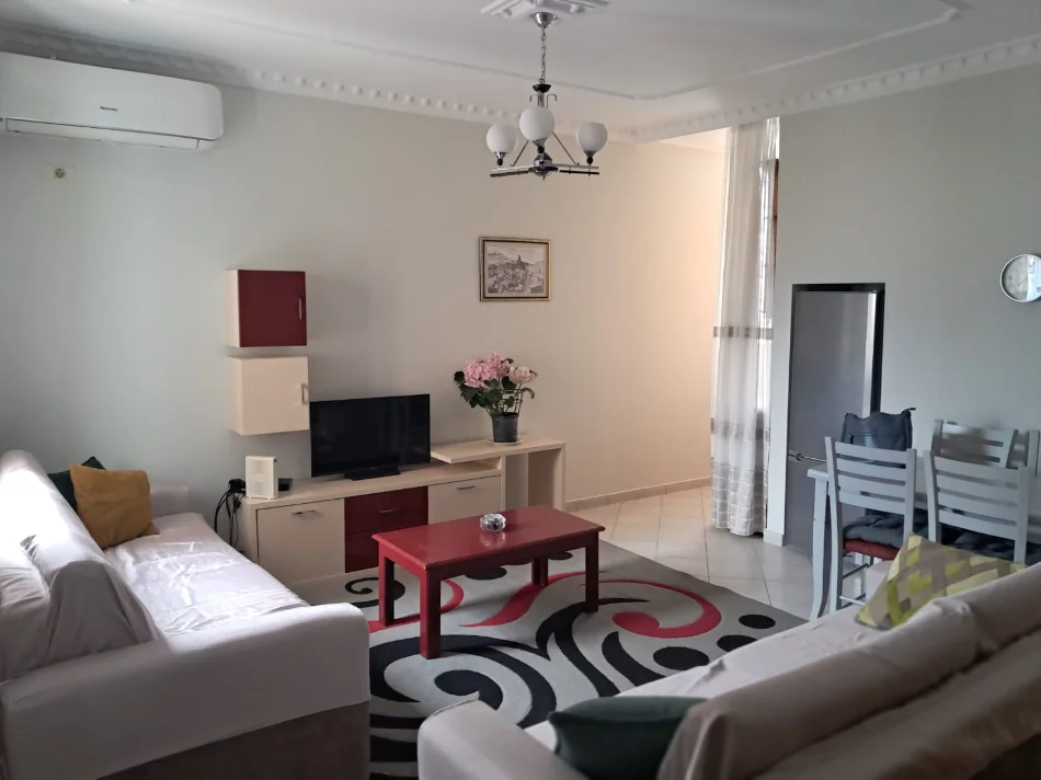 Tirane, jepet me qera apartament 1+1 Kati 8, 70 m² 650 € (Rruga Fortuzi , pas Ministrise se Drejtesise)