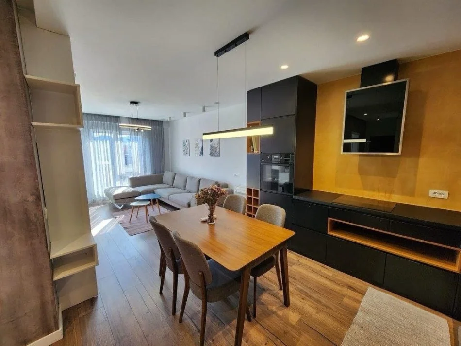 Tirane, jepet me qera apartament 2+1 Kati 11, 880 € (21 dhjetori)
