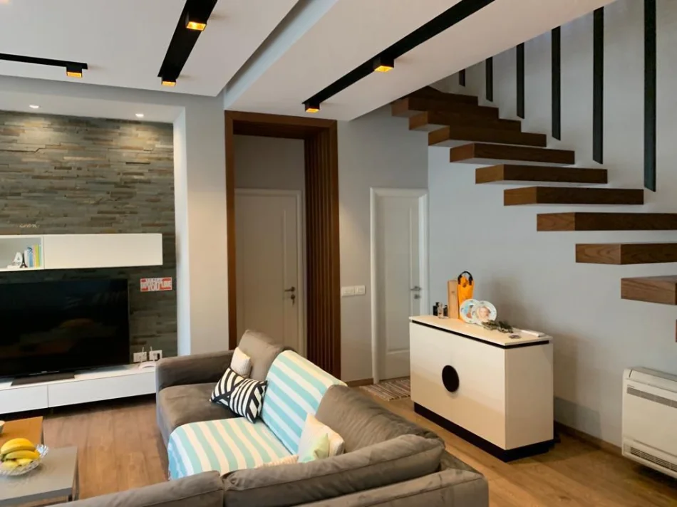 Tirane, shes Vile 5+1+Ballkon , 390 m² 850.000 € 
