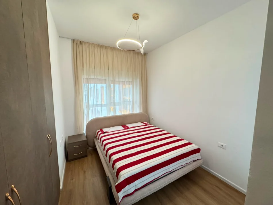 Tirane, jepet me qera apartament 2+1 Kati 8, (Ali Demi)