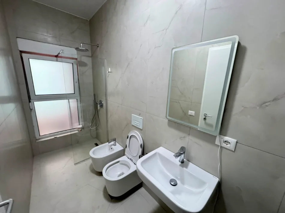 Tirane, jepet me qera apartament 2+1 Kati 8, (Ali Demi)