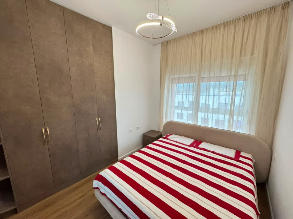 Tirane, jepet me qera apartament 2+1 Kati 8, (Ali Demi)