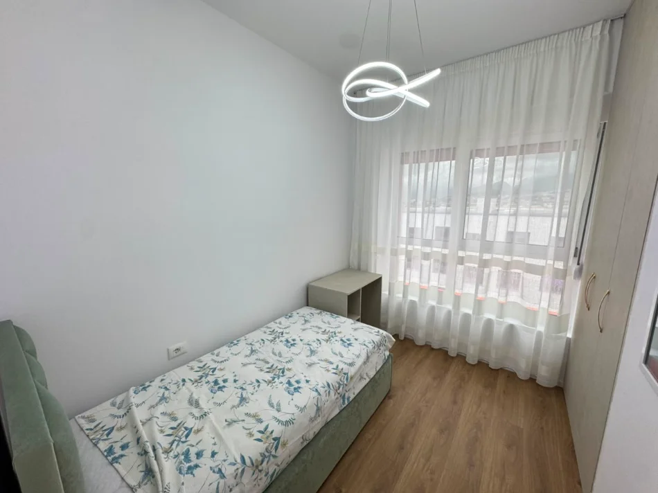 Tirane, jepet me qera apartament 2+1 Kati 8, (Ali Demi)