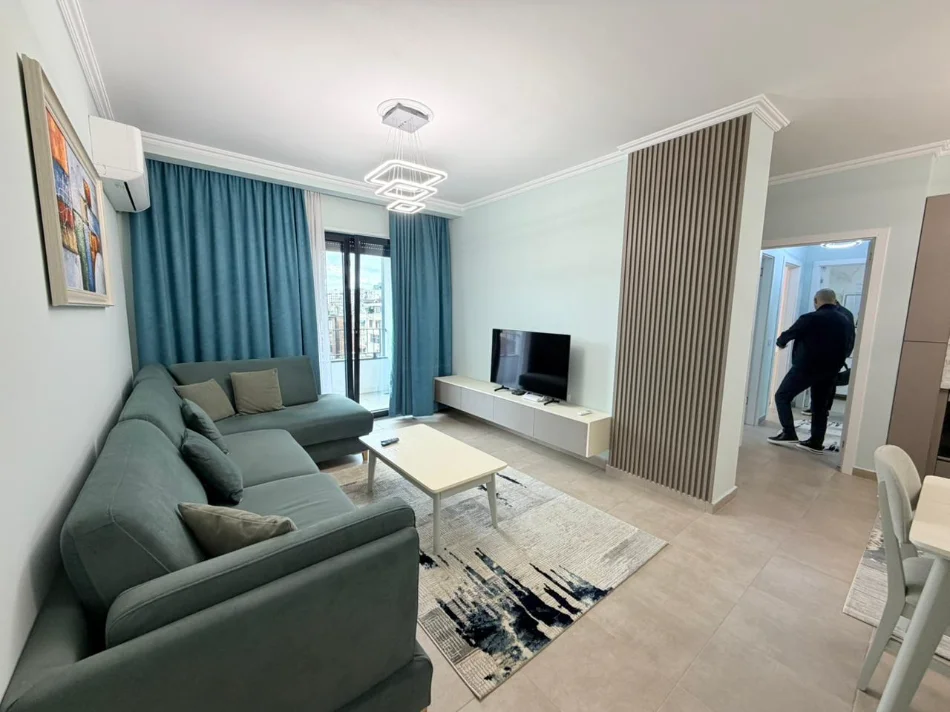 Tirane, jepet me qera apartament 2+1 Kati 6, 800 € (stacioni i trenit)