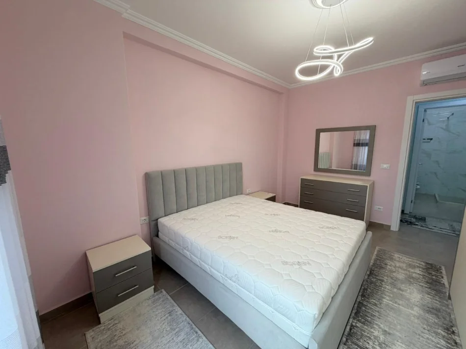 Tirane, jepet me qera apartament 2+1 Kati 6, 800 € (stacioni i trenit)
