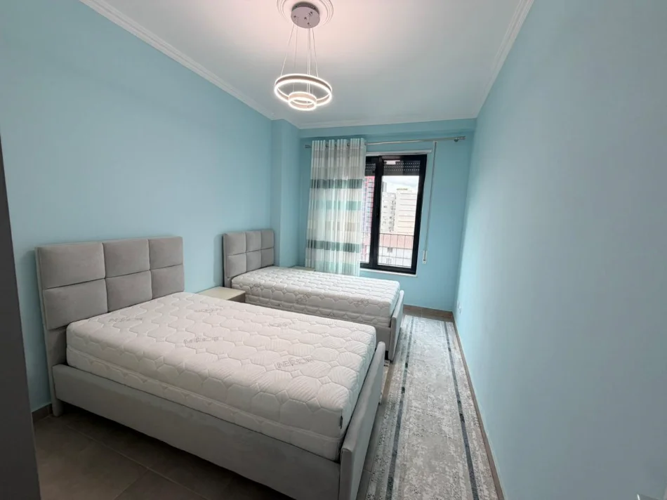 Tirane, jepet me qera apartament 2+1 Kati 6, 800 € (stacioni i trenit)