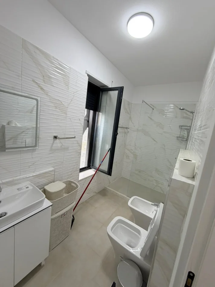 Tirane, jepet me qera apartament 2+1 Kati 6, 800 € (stacioni i trenit)